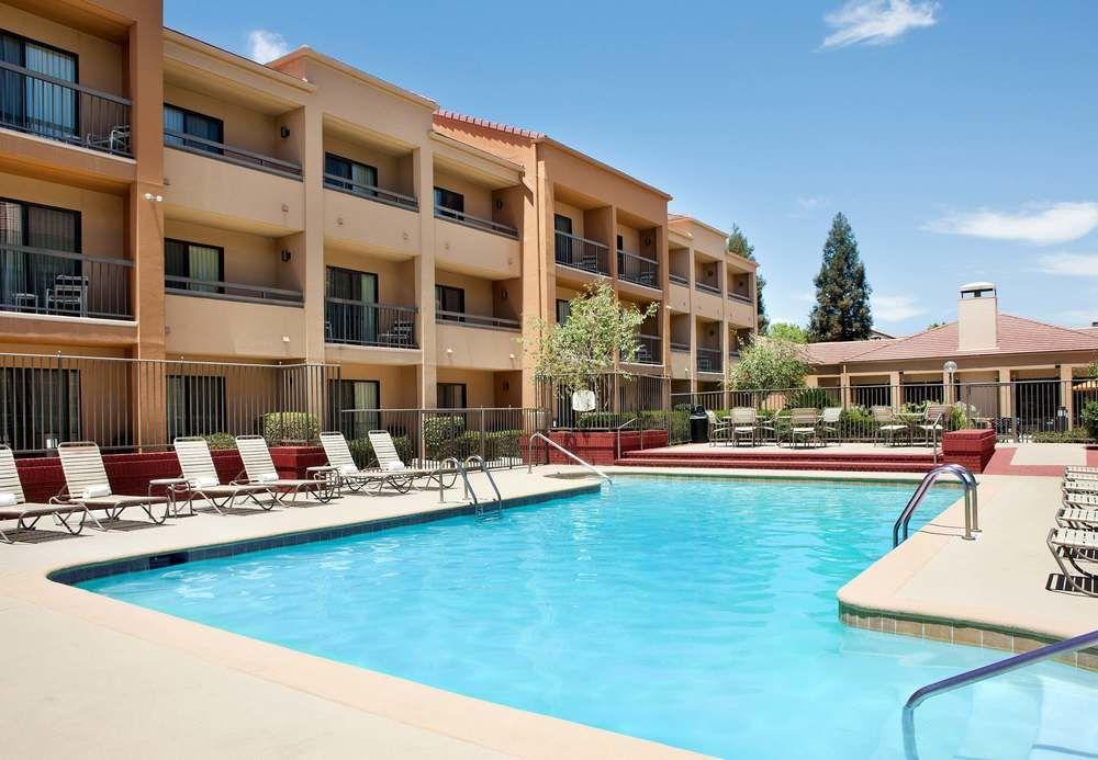 Courtyard By Marriott Bakersfield Hotel Exterior foto