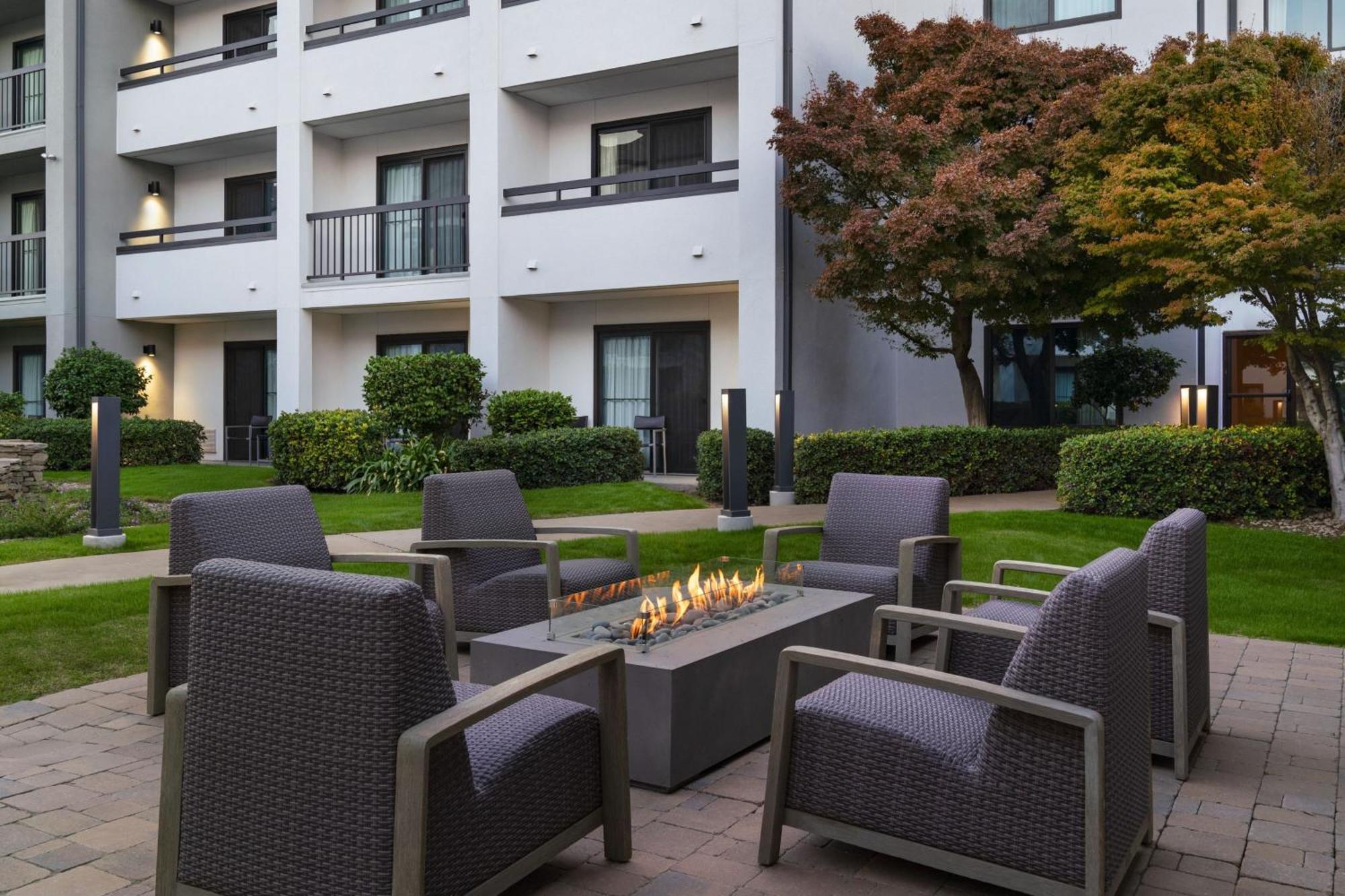 Courtyard By Marriott Bakersfield Hotel Exterior foto