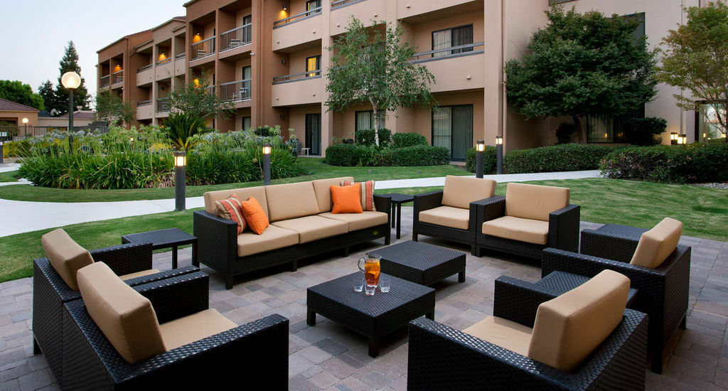 Courtyard By Marriott Bakersfield Hotel Exterior foto